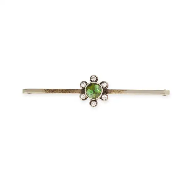 AN ANTIQUE PERIDOT AND DIAMOND BAR BROOCH in 9ct yellow gold, the brooch set with a round cut