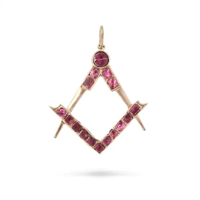 AN ANTIQUE GARNET MASONIC PENDANT, 19TH CENTURY designed as the masonic compass, set with round