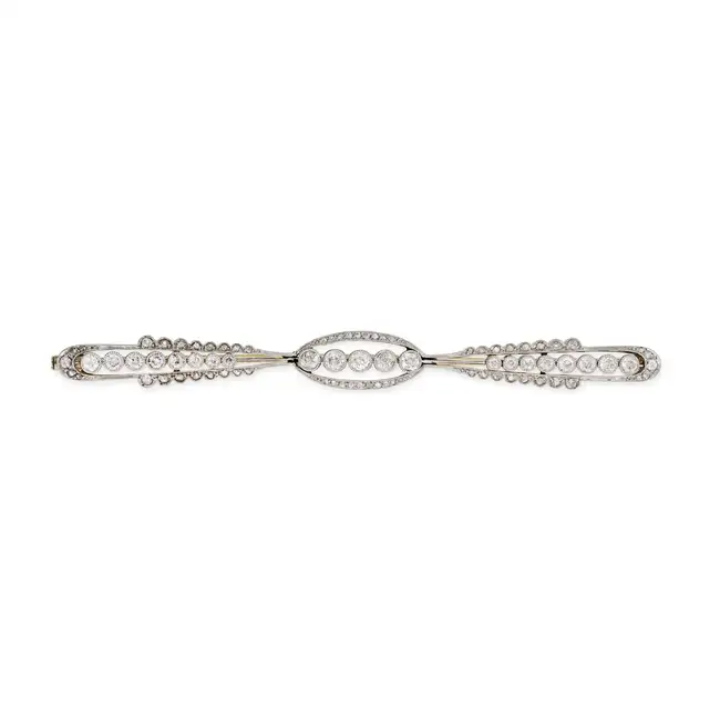 AN ANTIQUE DIAMOND BAR BROOCH, EARLY 20TH CENTURY comprising a row of old European cut diamonds,