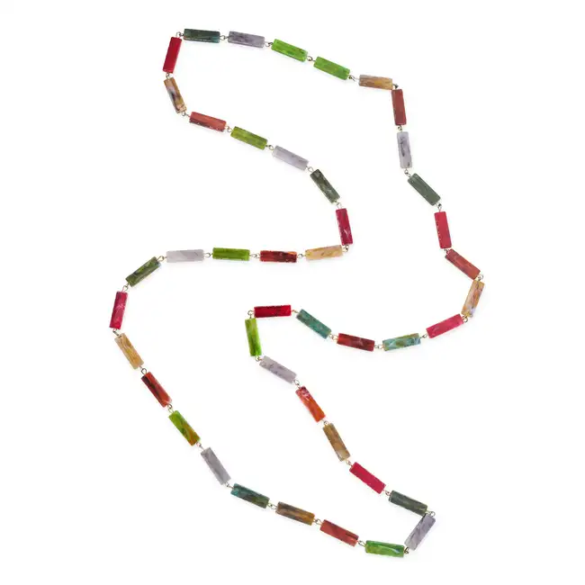 NO RESERVE - A VINTAGE SAUTOIR NECKLACE comprising a single row of varicoloured resin batons, no