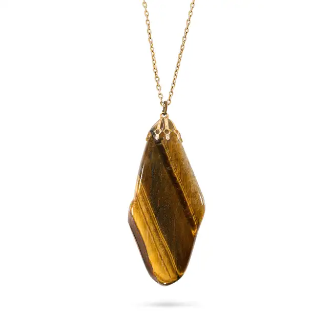 NO RESERVE - A VINTAGE TIGER'S EYE PENDANT NECKLACE the pendant set with a large polished tiger's