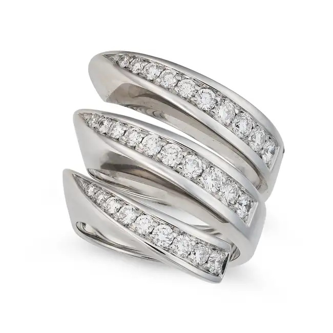 A DIAMOND DRESS RING in 18ct white gold, in crossover design, set with rows of round brilliant cut