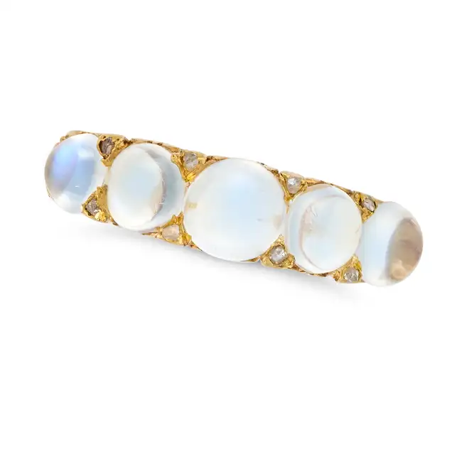 AN ANTIQUE MOONSTONE AND DIAMOND BAND RING in yellow gold, set with five round cabochon