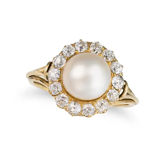 AN ANTIQUE NATURAL SALTWATER PEARL AND DIAMOND CLUSTER RING in yellow gold, set with a pearl of 8.