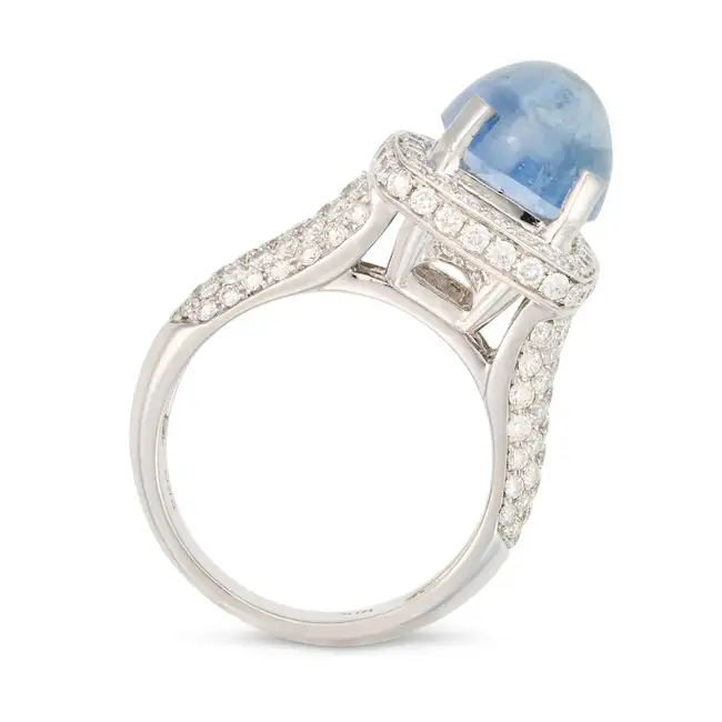 NO RESERVE - A SAPPHIRE AND DIAMOND DRESS RING in 18ct white gold, set with an oval cabochon