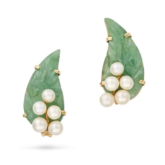 MINGS HAWAII, A PAIR OF VINTAGE JADEITE JADE AND PEARL CLIP EARRINGS in 14ct yellow gold, each