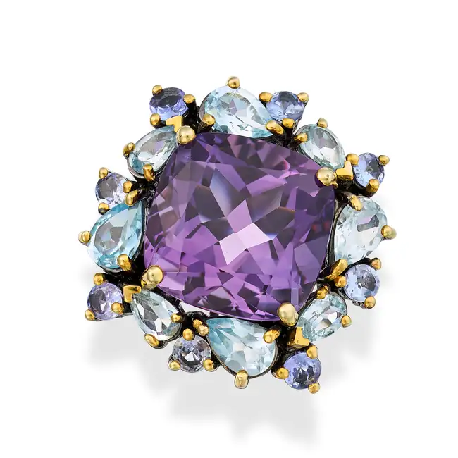 NO RESERVE - AN AMETHYST, BLUE TOPAZ AND TANZANITE CLUSTER RING set with a cushion cut amethyst of