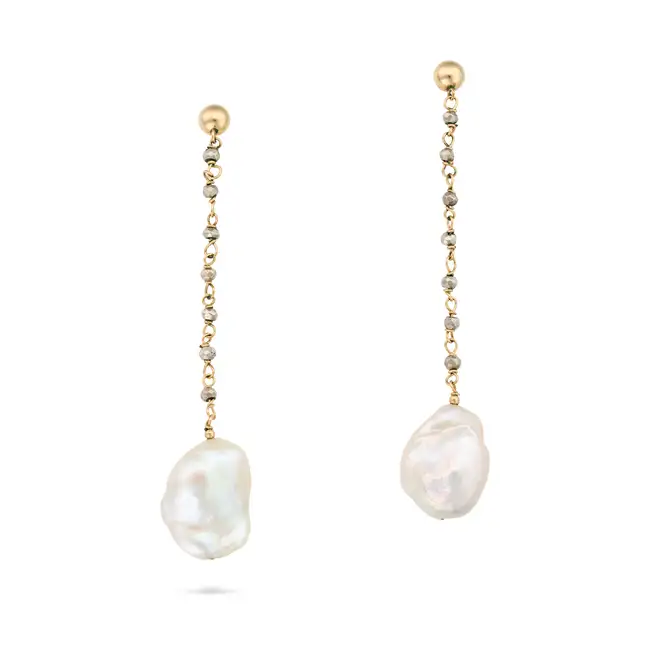 NO RESERVE - A PAIR OF BAROQUE PEARL DROP EARRINGS in 14ct yellow godl, each suspending a baroque