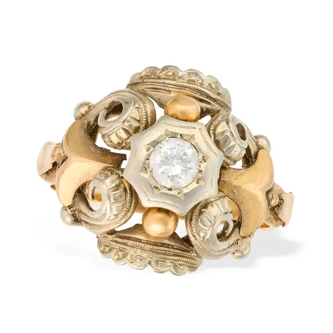 NO RESERVE - A RETRO DIAMOND RING in yellow gold, set with a round brilliant cut diamond within a