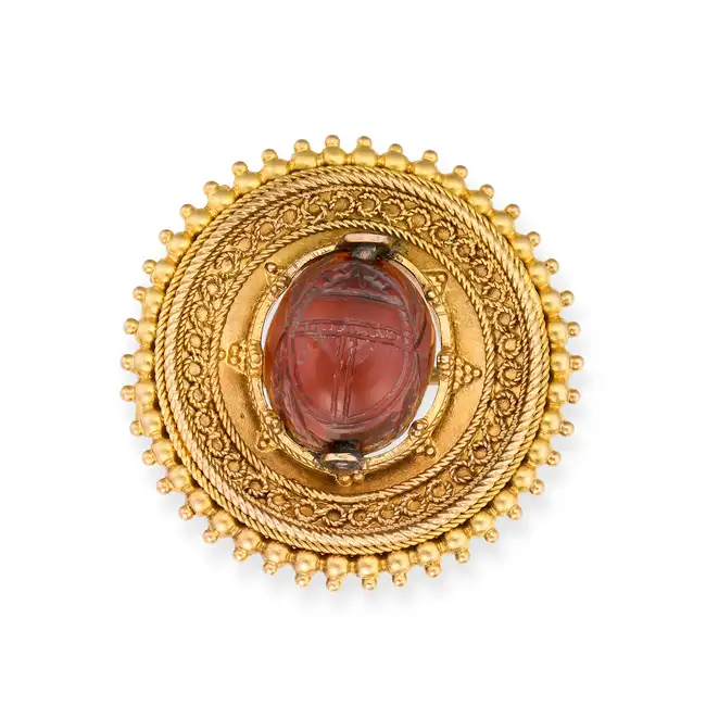 AN ANTIQUE CARNELIAN SCARAB BROOCH, 19TH CENTURY set with a cabochon carnelian carved to depict a