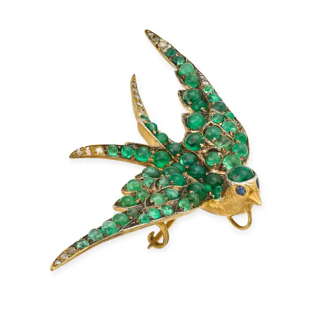 NO RESERVE - AN EMERALD, DIAMOND AND SAPPHIRE BIRD BROOCH / PENDANT in silver gilt, designed as a