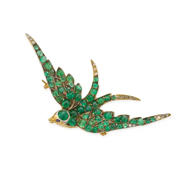 NO RESERVE - AN EMERALD, DIAMOND AND SAPPHIRE BIRD BROOCH / PENDANT in silver gilt, designed as a