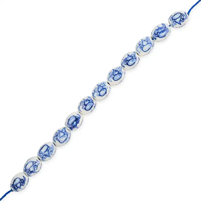 NO RESERVE - A PORCELAIN BEAD BRACELET comprising a row of painted blue and white porcelain beads,