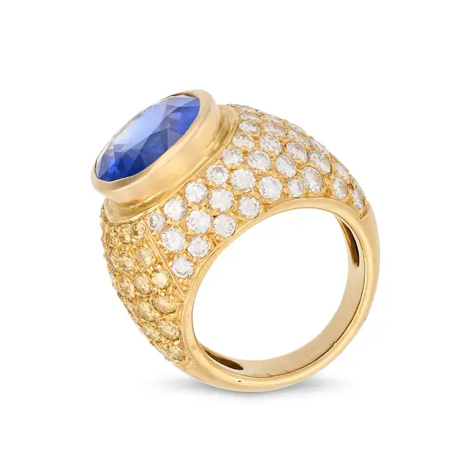 A 7.23 CARAT CEYLON NO HEAT SAPPHIRE, YELLOW DIAMOND AND DIAMOND RING set with an oval cut