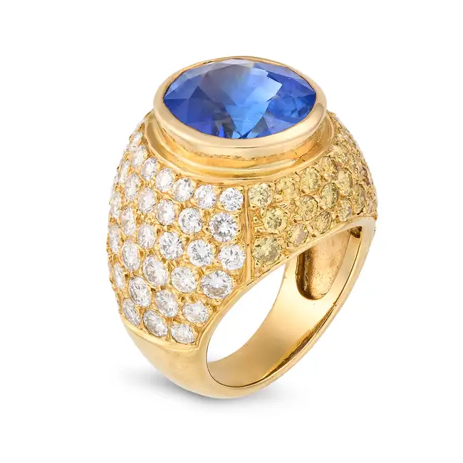 A 7.23 CARAT CEYLON NO HEAT SAPPHIRE, YELLOW DIAMOND AND DIAMOND RING set with an oval cut