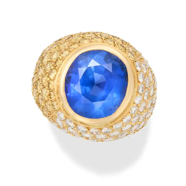 A 7.23 CARAT CEYLON NO HEAT SAPPHIRE, YELLOW DIAMOND AND DIAMOND RING set with an oval cut