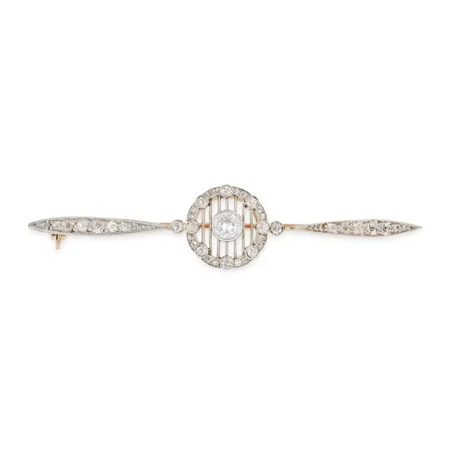AN ANTIQUE DIAMOND BAR BROOCH, EARLY 20TH CENTURY set with an old European cut diamond within a