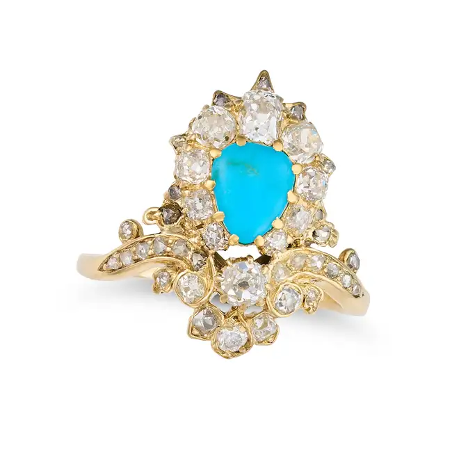 AN ANTIQUE TURQUOISE AND DIAMOND TIARA RING in yellow gold, set with a cabochon turquoise,