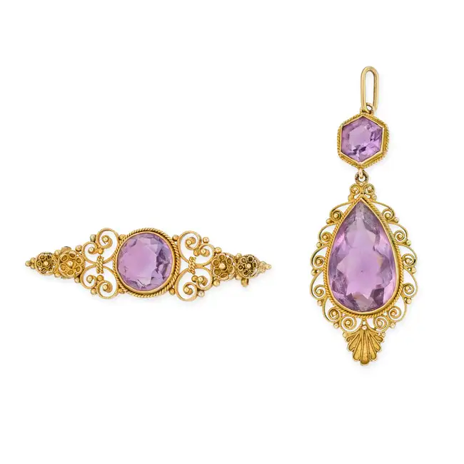 NO RESERVE - AN ANTIQUE AMETHYST BROOCH AND PENDANT SET in 12ct yellow gold, the brooch set with a