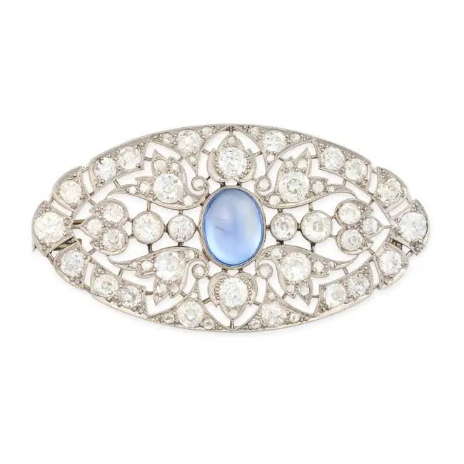 A FINE ANTIQUE SAPPHIRE AND DIAMOND BROOCH, EARLY 20TH CENTURY the the navette shaped body of