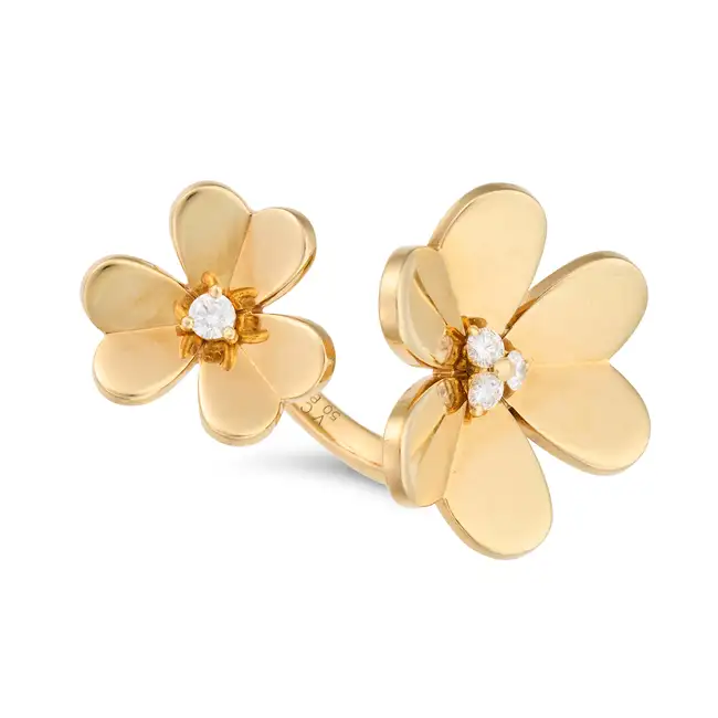 VAN CLEEF & ARPELS, A DIAMOND FRIVOLE BETWEEN THE FINGER RING in 18ct yellow gold, the openwork ring