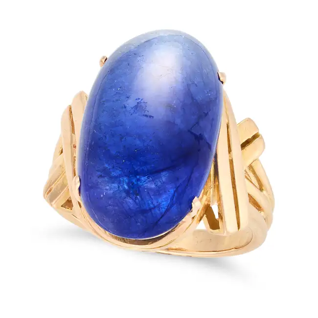 A VINTAGE SAPPHIRE DRESS RING in 18ct yellow gold, set with an oval cabochon sapphire of 21.42
