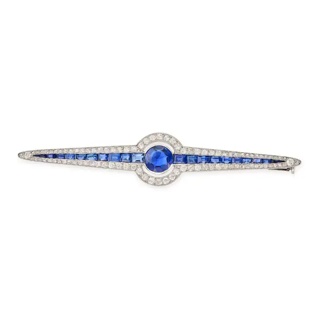 A FINE ANTIQUE ART DECO SAPPHIRE AND DIAMOND BAR BROOCH set with a round cut sapphire of