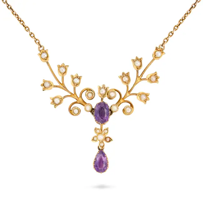 AN ANTIQUE AMETHYST AND PEARL NECKLACE in yellow gold, the foliate style necklace set with an oval