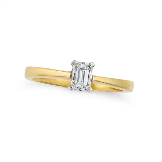 A SOLITAIRE DIAMOND RING in 18ct yellow gold, set with an emerald cut diamond of approximately 0.