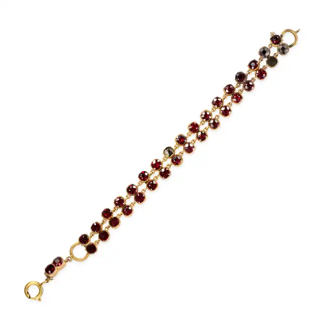 NO RESERVE - AN ANTIQUE GARNET BRACELET comprising two rows of cushion cut garnets, two garnets