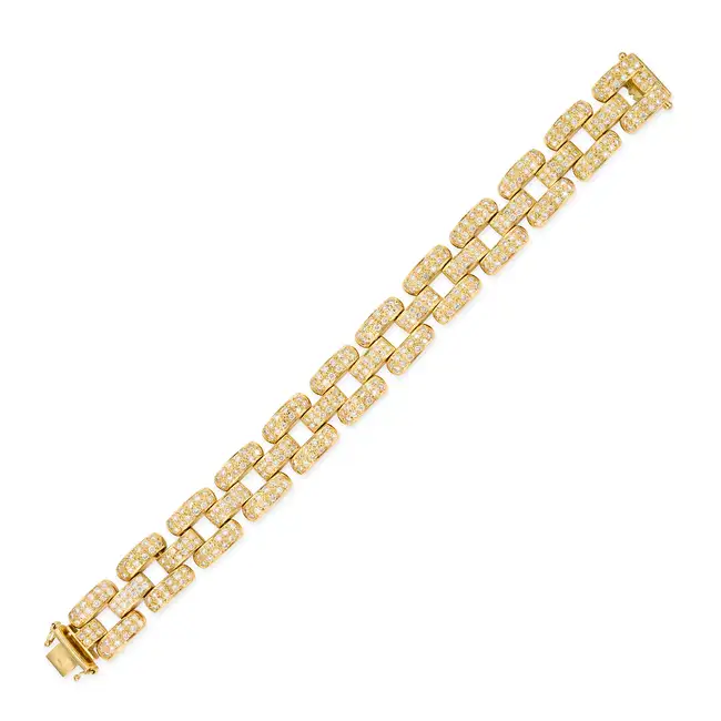 A VINTAGE FRENCH DIAMOND BRACELET in 18ct yellow gold, comprising rows of brick links pave set