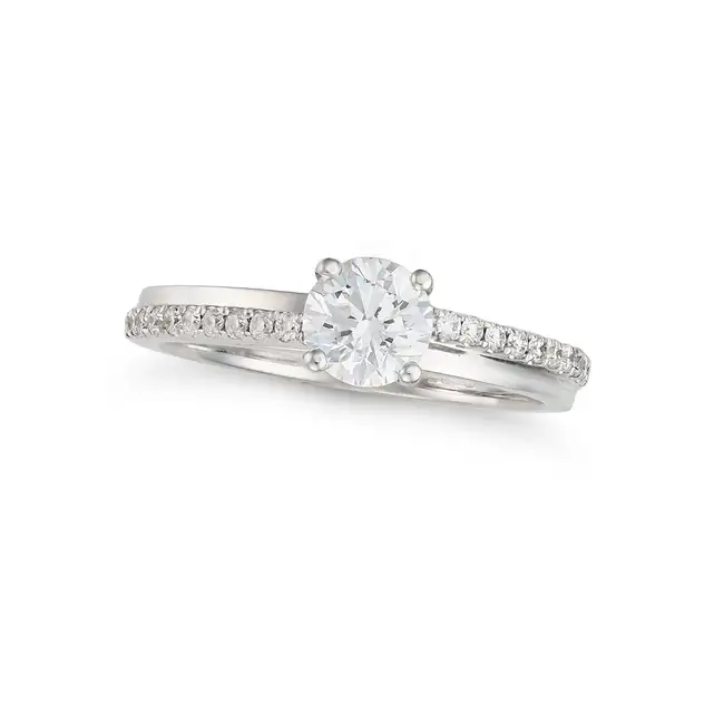 A SOLITAIRE DIAMOND RING in 18ct white gold, set with a round brilliant cut diamond of approximately