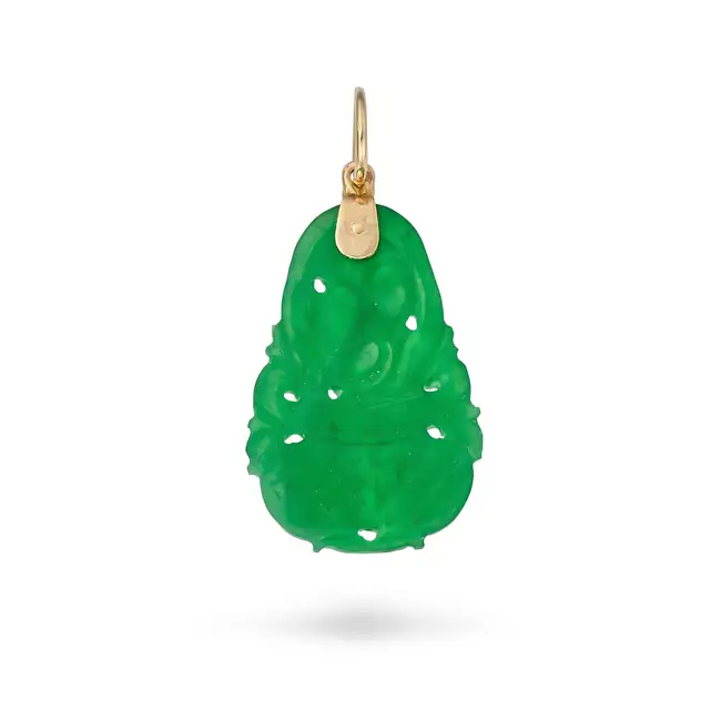 A JADEITE JADE PENDANT set with a cared piece of jadeite jade, no assay marks, 2.5cm, 0.9g.