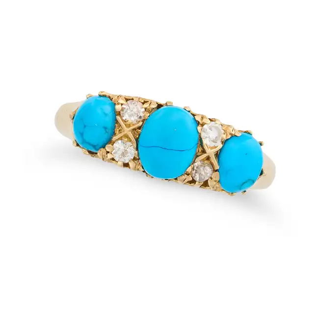AN ANTIQUE TURQUOISE AND DIAMOND RING in yellow gold, set with three oval cabochon turquoise,