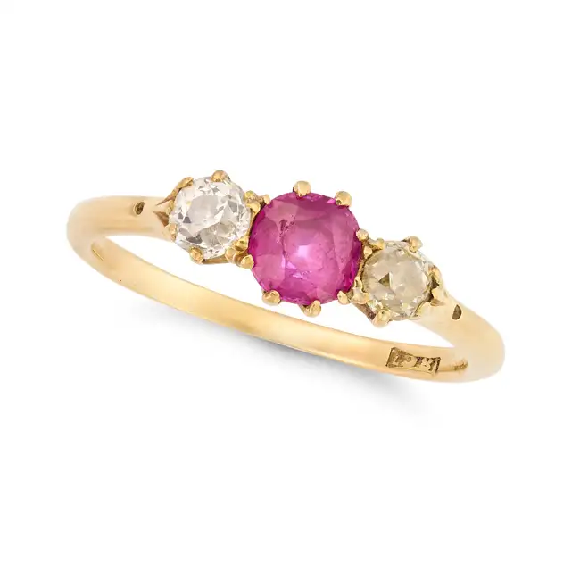 NO RESERVE - AN ANTIQUE RUBY AND DIAMOND THREE STONE RING in 18ct yellow gold, set with a cushion
