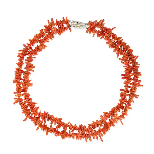 NO RESERVE - A VINTAGE TWO ROW CORAL TWIG NECKLACE comprising two rows of polished coral twigs,