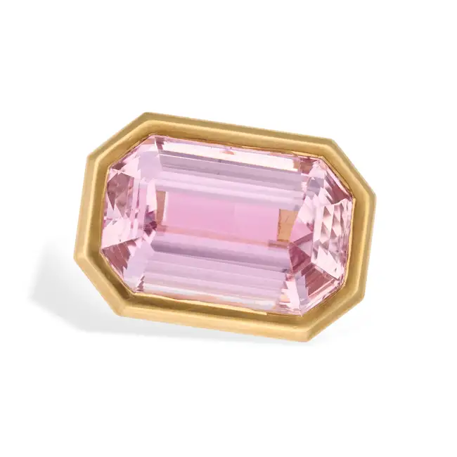 A LARGE VINTAGE KUNZITE COCKTAIL RING in 18ct yellow gold, set with an octagonal step cut kunzite of