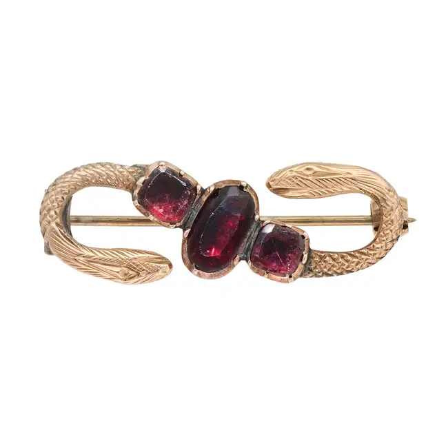 AN ANTIQUE VICTORIAN GARNET SNAKE BROOCH, 19TH CENTURY designed as a pair of snakes, set with oval