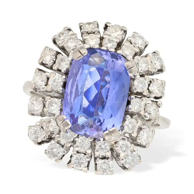 NO RESERVE - A TANZANITE AND DIAMOND CLUSTER RING in 18ct white gold, set with a cushion cut
