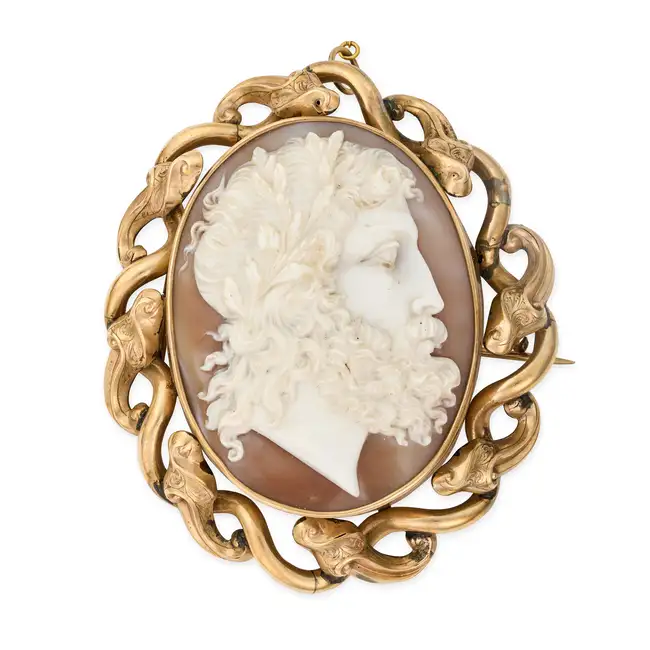 NO RESERVE - AN ANTIQUE VICTORIAN SHELL CAMEO BROOCH / PENDANT set with an oval shell cameo carved