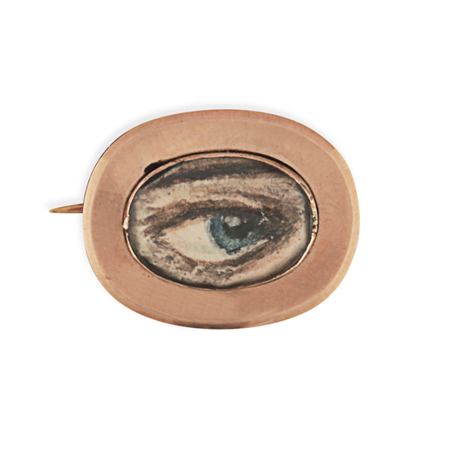 AN ANTIQUE LOVER'S EYE BROOCH in yellow gold, set with a painted miniature of an eye, no assay marks, 1.7cm, 2.0g. 