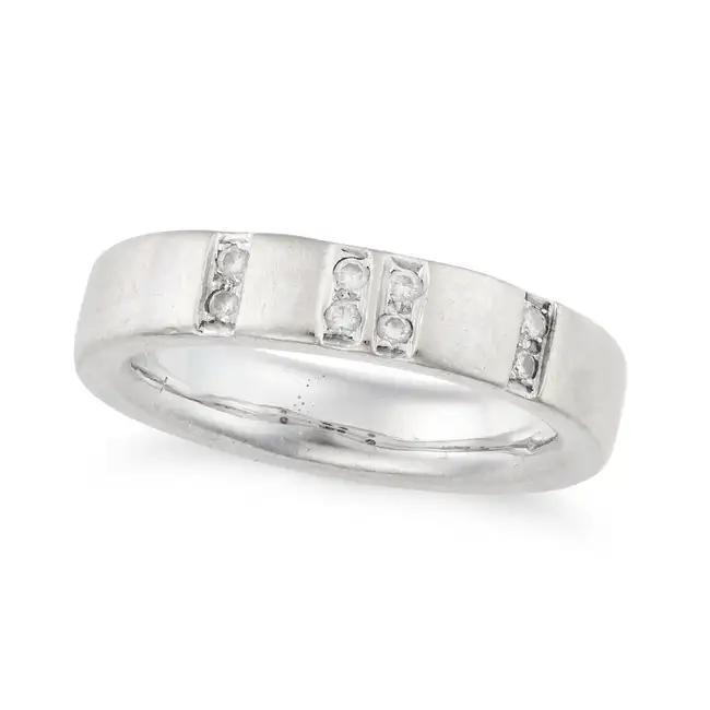 A DIAMOND BAND RING accented by pairs of round brilliant cut diamonds, stamped 750, size I1/2 / 4.5,