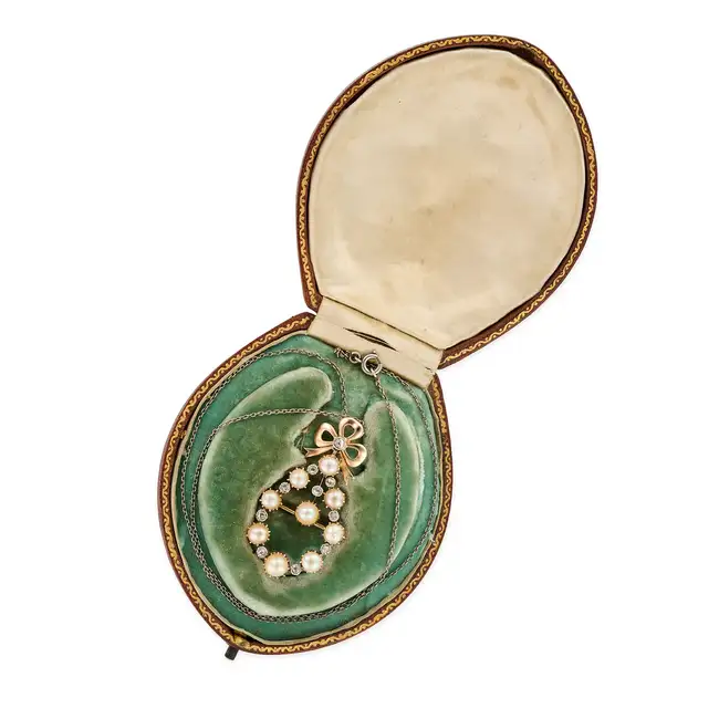 NO RESERVE - AN ANTIQUE NATURAL PEARL AND DIAMOND BROOCH / PENDANT NECKLACE the openwork pendant set