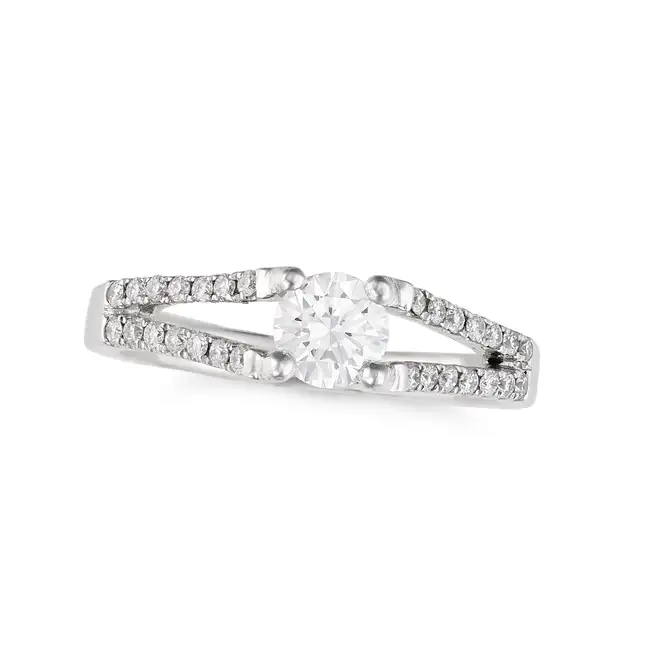A SOLITAIRE DIAMOND RING in platinum, set with a round brilliant cut diamond of 0.51 carats, the