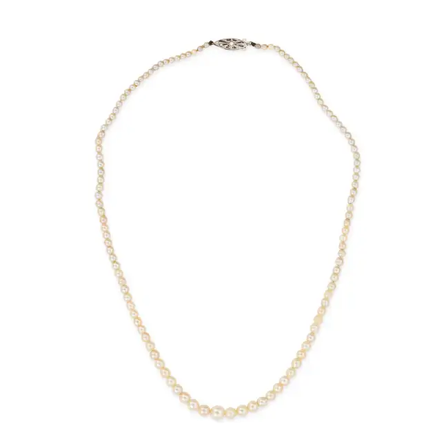 NO RESERVE - A SINGLE ROW PEARL AND DIAMOND NECKLACE comprising a single row of pearls ranging
