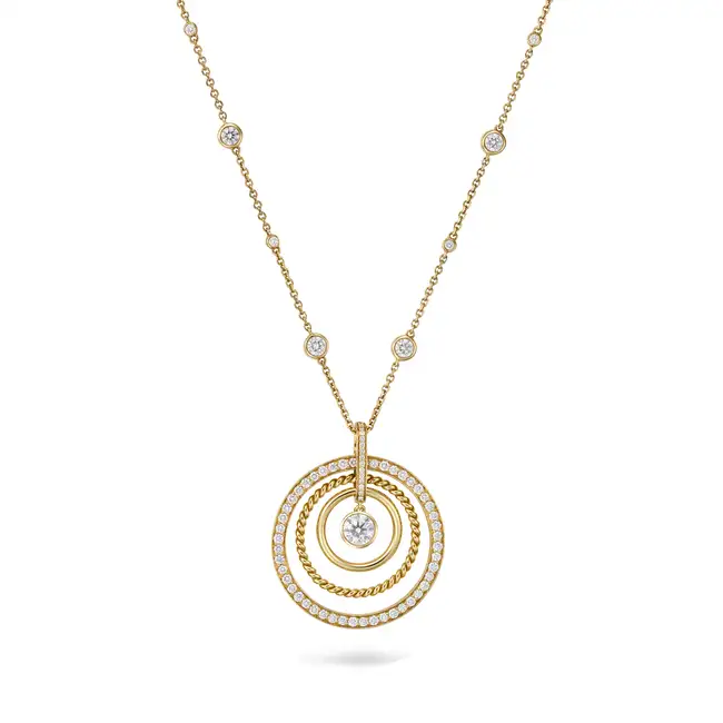 BOODLES, A DIAMOND ROULETTE PENDANT NECKLACE in 18ct yellow gold, the pendant comprising