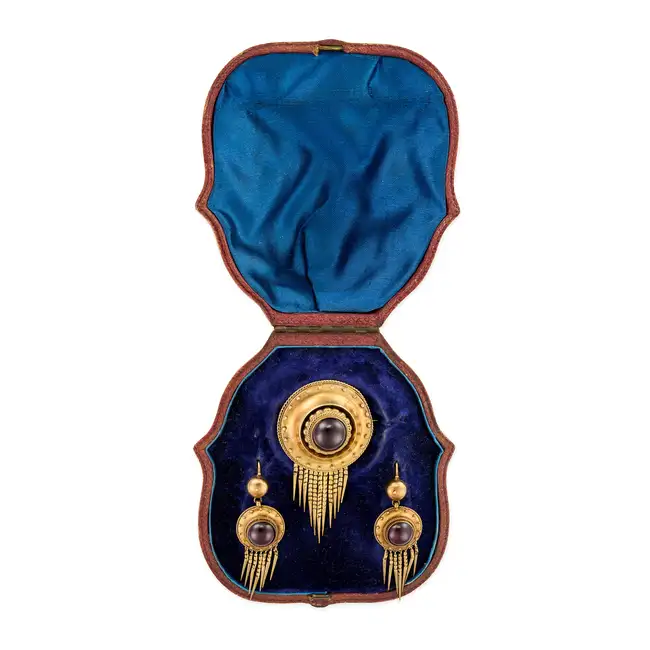NO RESERVE - AN ANTIQUE VICTORIAN GARNET ETRUSCAN REVIVAL BROOCH AND EARRINGS SUITE, CIRCA 1860 in