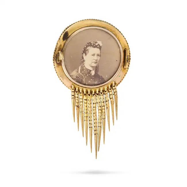 NO RESERVE - AN ANTIQUE VICTORIAN GARNET ETRUSCAN REVIVAL BROOCH AND EARRINGS SUITE, CIRCA 1860 in