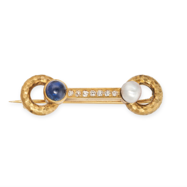 AN ANTIQUE SAPPHIRE, PEARL AND DIAMOND BAR BROOCH in yellow gold, designed as a row of old cut diamonds, terminating at each end with a hoop set with a round cabochon sapphire and a pearl, no assay marks, 4.0cm, 5.2g. 