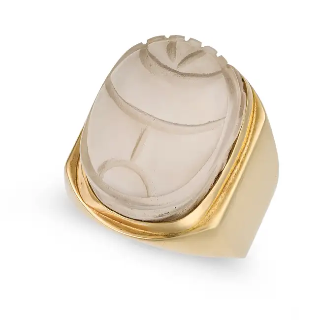 A FROSTED ROCK CRYSTAL SCARAB RING set with a frosted rock crystal carved to depict a scarab,